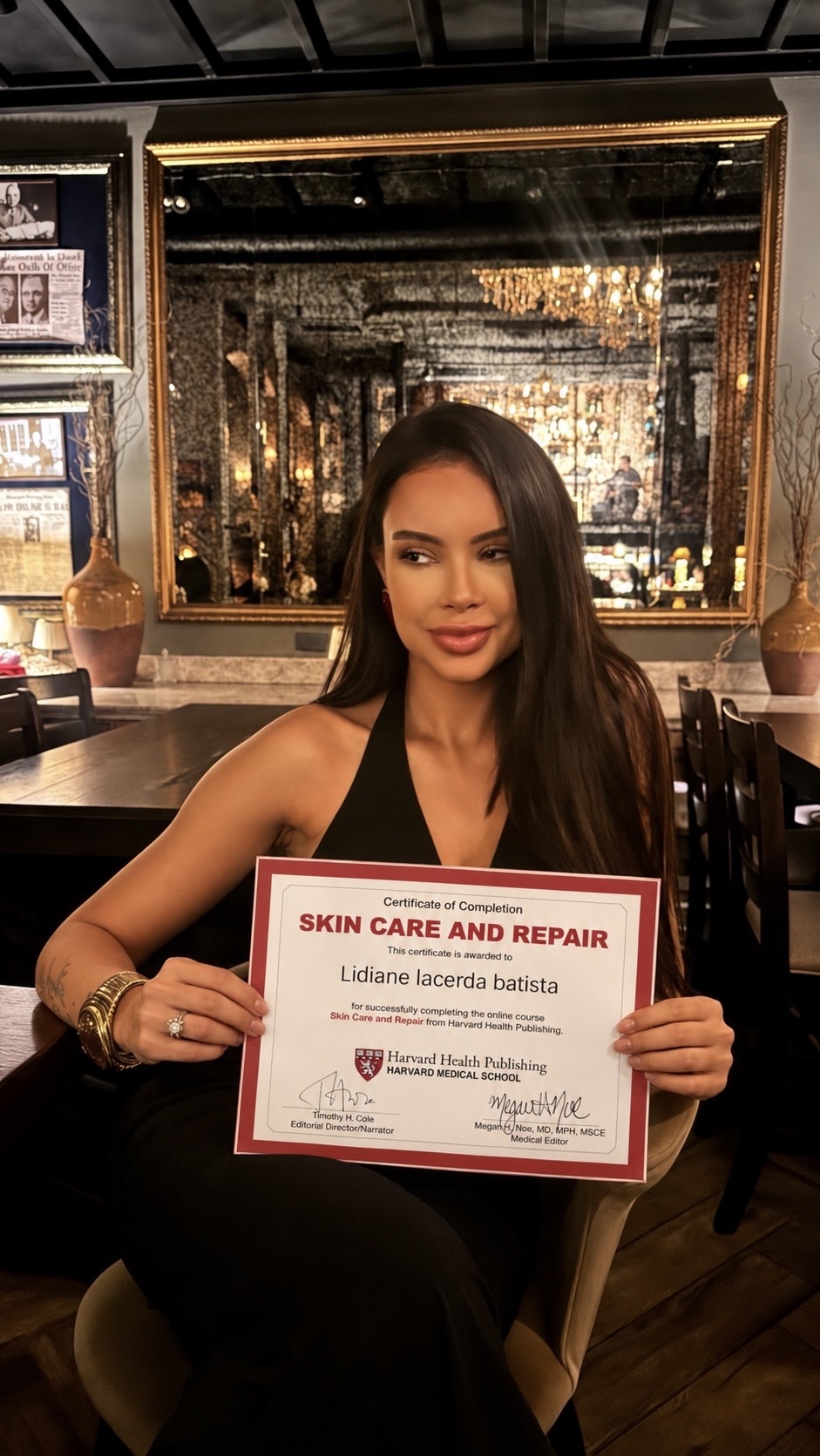 Lidiane com certificado do curso Skin Care and Repair da Harvard Health Publishing