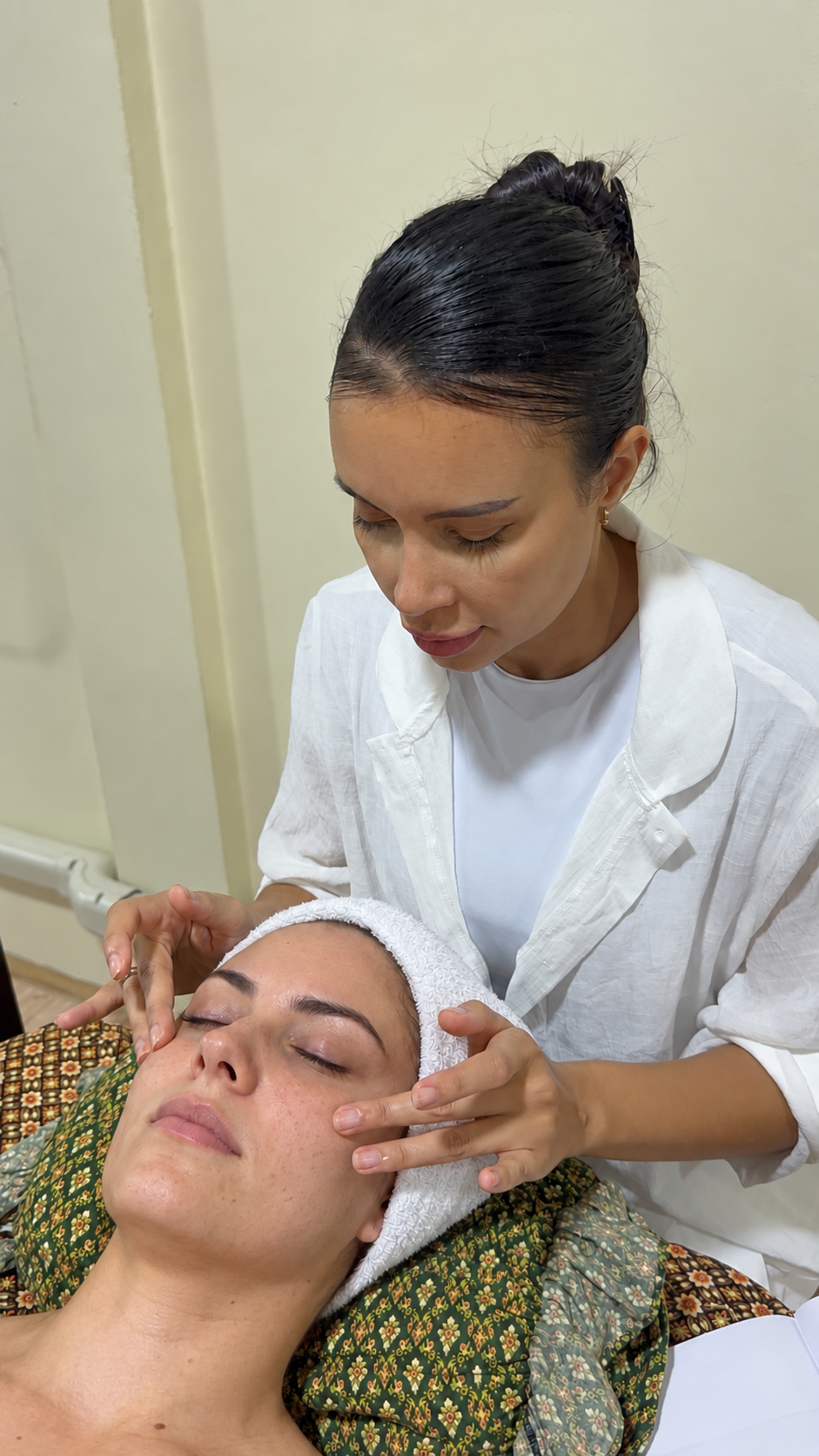 Lidiane Lacerda realizando uma prática de cuidado facial