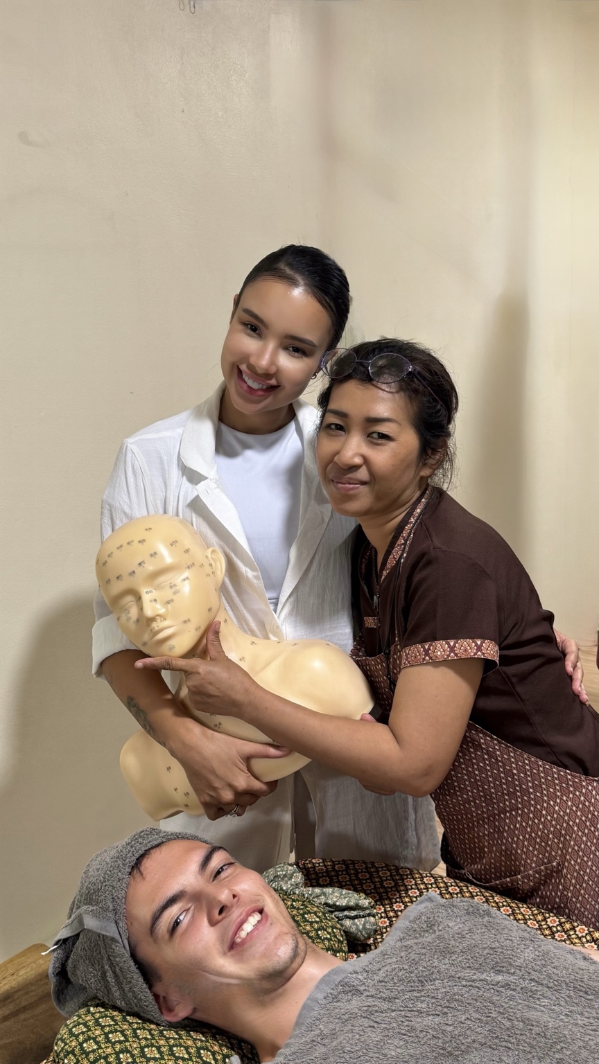 Lidiane em uma aula prática de tratamento facial